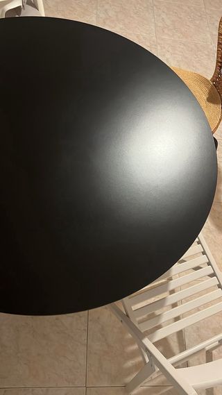 Mesa redonda negra con 2 sillas de regalo