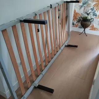 Somier con patas metálicas. Anticrujidos