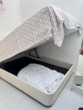 Cama doble con cabecero blanco