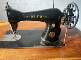 Máquina de coser ALFA antigua