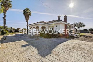 Chalet en venta en Carmona