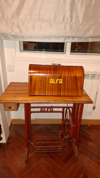 Máquina de coser Alfa antigua