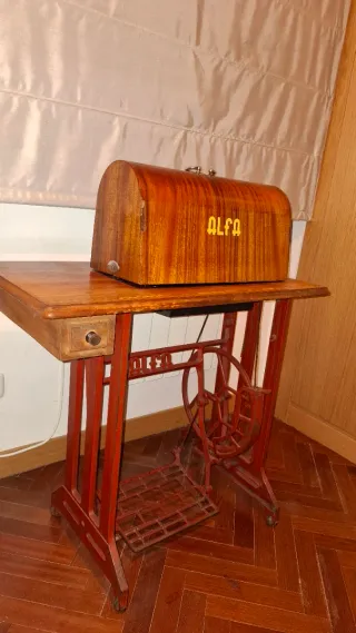 Máquina de coser Alfa antigua