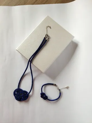 Collana artigianale blu con nodo marinaro