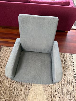 Sillón tapizado de tela gris