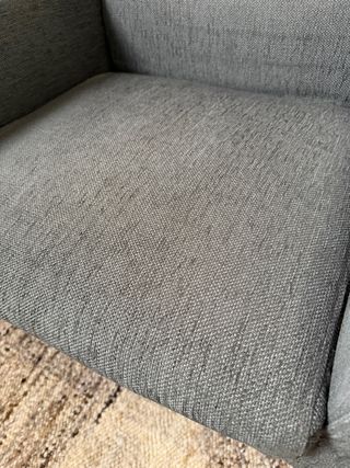 Sillón tapizado de tela gris