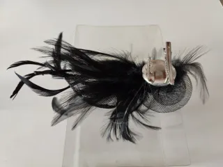 Tocado de plumas negro