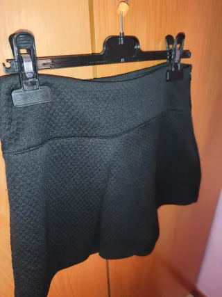 Falda pantalón negra texturizada