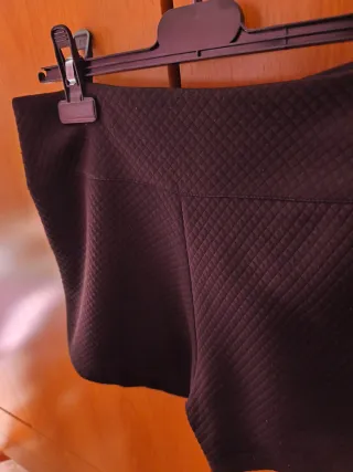 Falda pantalón negra texturizada