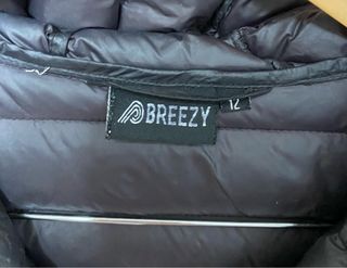 Plumífero negro con capucha Breezy