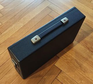 Valigetta numismatica con vassoi in velluto blu