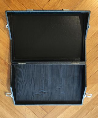 Valigetta numismatica con vassoi in velluto blu