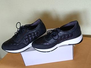Tenis negros acolchados con cremallera