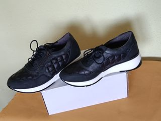 Tenis negros acolchados con cremallera