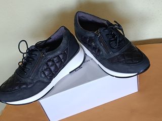 Tenis negros acolchados con cremallera