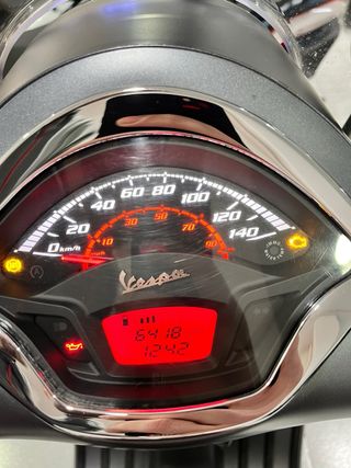 Vespa GTS 300 Super Sport Gris