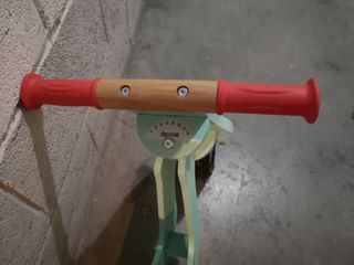 Moto de madera verde sin pedales