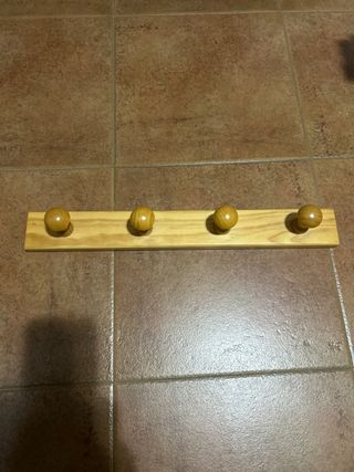 Perchero de madera con 4 pomos