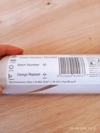 Papel pintado geométrico rosa y gris.