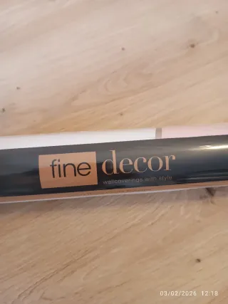 Papel pintado geométrico rosa y gris.