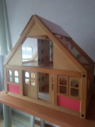 Casa de muñecas de madera con familia de ositos