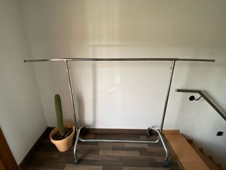 Perchero Metálico con Ruedas. Buen estado.