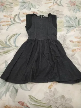 Vestido gris cómodo y favorecedor