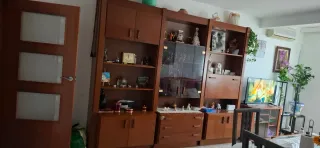 Mueble de madera y cristal