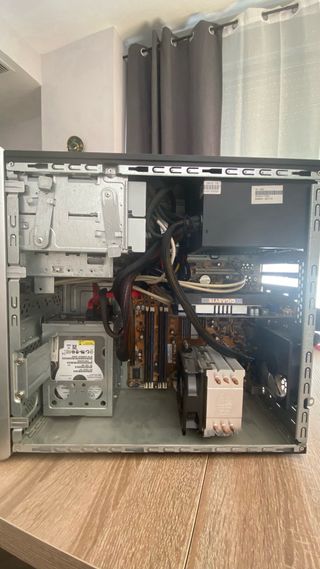 PC HP con Teclado, Ratón y Auriculares Gaming.