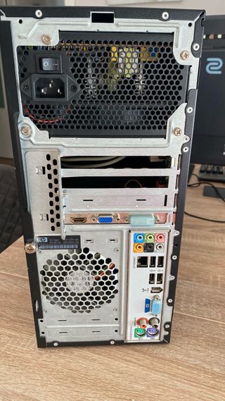 PC HP con Teclado, Ratón y Auriculares Gaming.