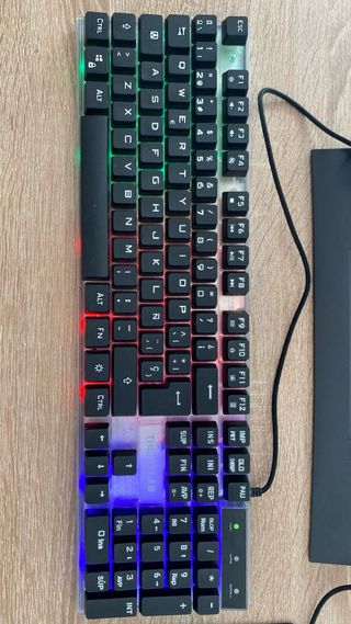 PC HP con Teclado, Ratón y Auriculares Gaming.