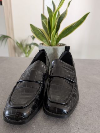 Mocasines negros efecto cocodrilo