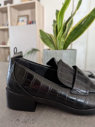 Mocasines negros efecto cocodrilo