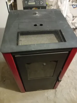 Stufa a pellet rossa