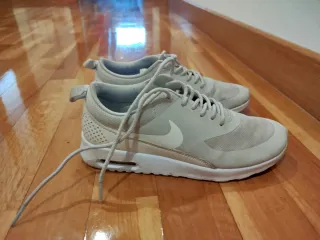 Deportivas Nike Beige y Blancas