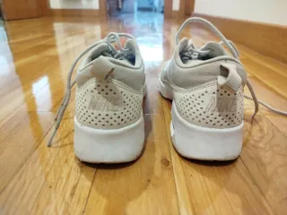 Deportivas Nike Beige y Blancas