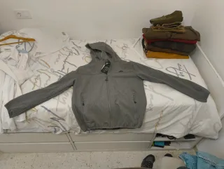 Chaqueta impermeable gris con capucha