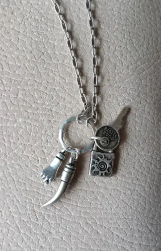 Collar Uno de 50 amuletos