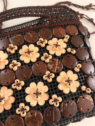 Bolso con cuentas y flores