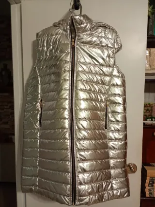 Chaquetón plateado sin mangas con capucha