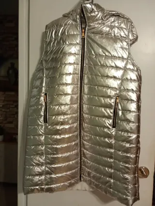Chaquetón plateado sin mangas con capucha