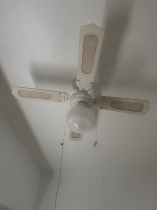 Ventilador de techo blanco
