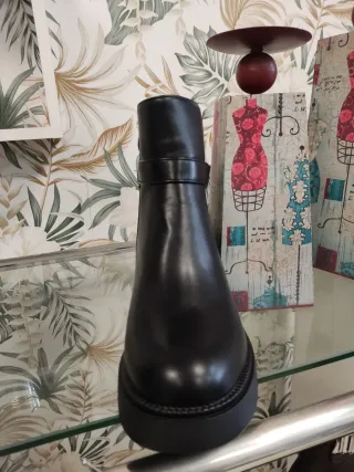 Botas negras con plataforma y hebilla