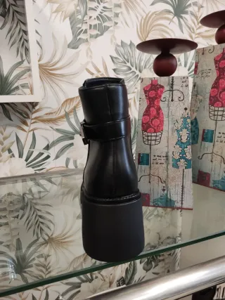Botas negras con plataforma y hebilla