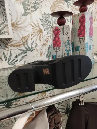 Botas negras con plataforma y hebilla