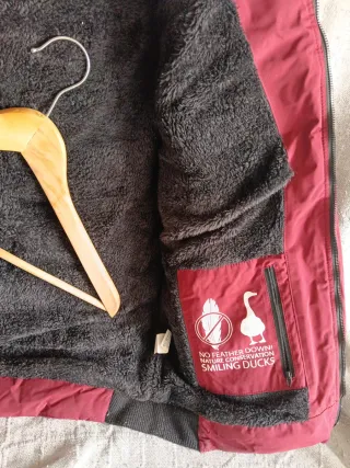 Chaqueta de plumas roja