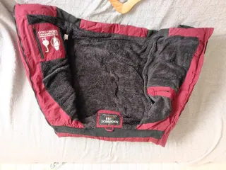 Chaqueta de plumas roja