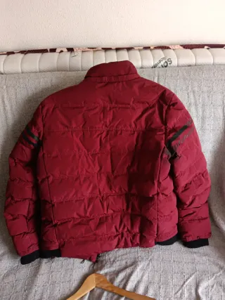 Chaqueta de plumas roja