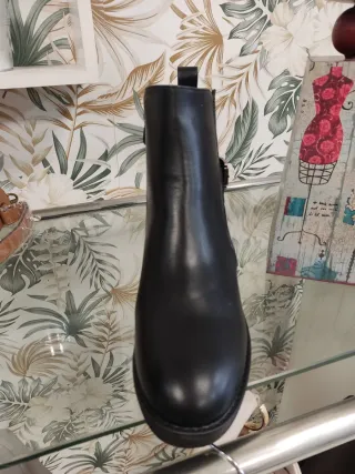 Botín negro con cuña