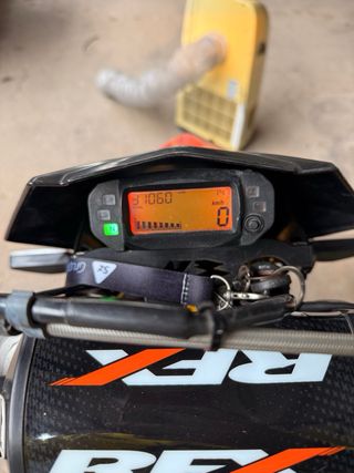 Beta RR 125 LC Enduro Moto Roja y Blanca